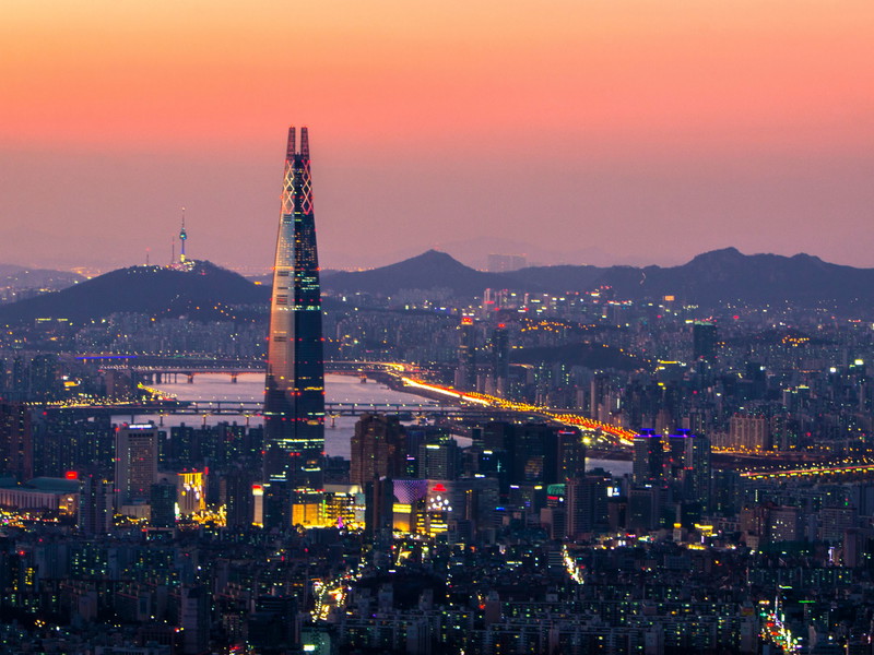 Seoul ist immer hungrig. Unter Neonschildern und Straßenlichtern tummeln sich die Menschen auch nachts in Restaurants, Bars und vor Essensständen.
