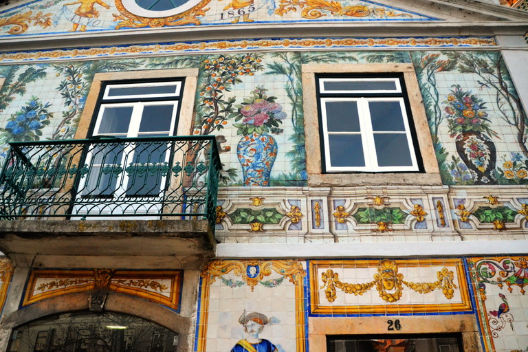 Hauswand mit Azulejo-Kacheln in Lissabon