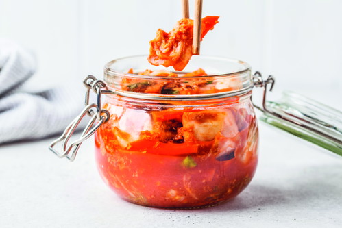 Schritt sechs: Das Glas täglich öffnen und das Kimchi kontrollieren. Es sollte vollständig durch Flüssigkeit bedeckt sein, sonst mit einem sauberen Löffel nach unten drücken. Sobald es die gewünschte Säurestufe erreicht hat, kommt das Glas in den Kühlschrank.