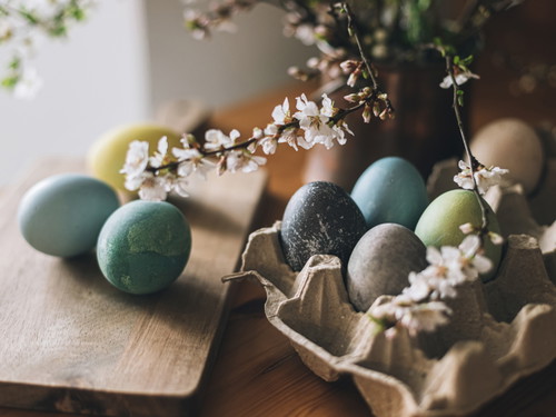 Naturally dyed easter eggs