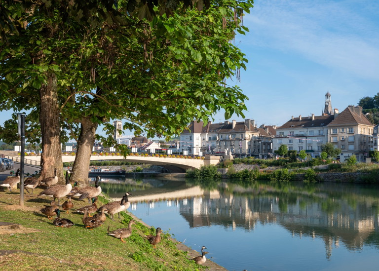 Der Weg führt den Fluss Marne entlang.