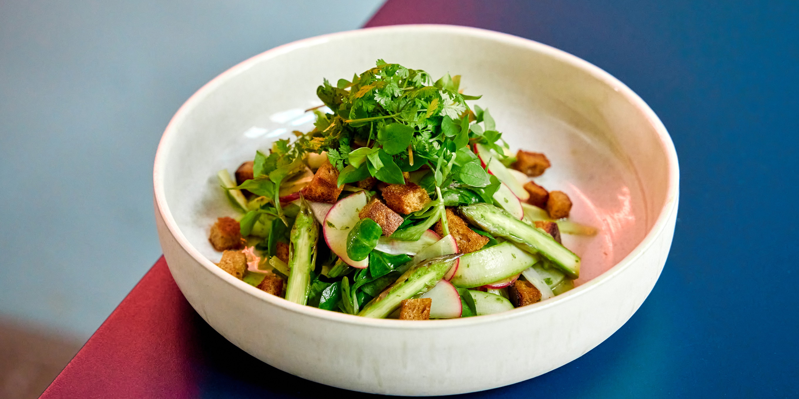Roher Spargelsalat mit Bärlauchvinaigrette und Brotcroutons