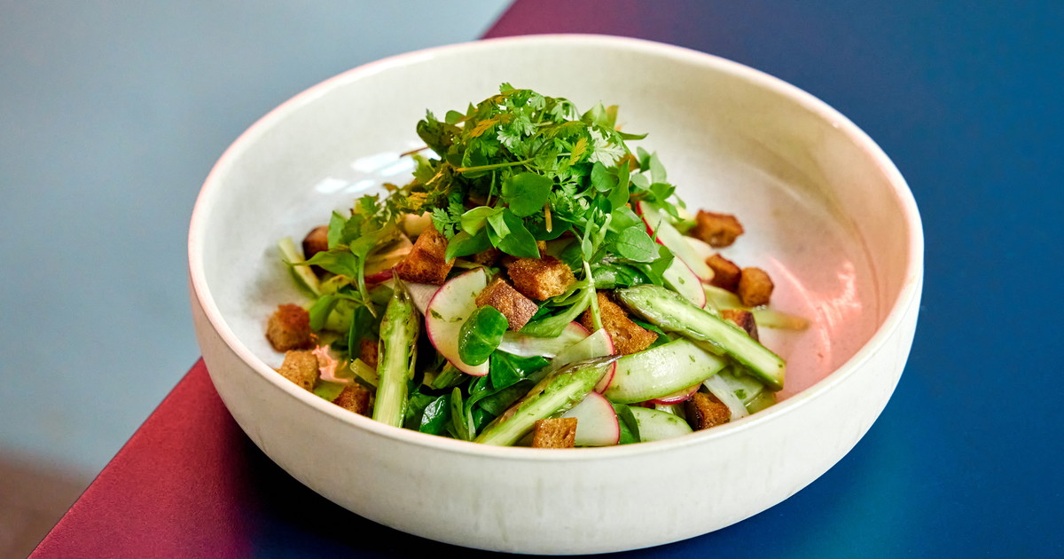 Roher Spargelsalat mit Bärlauchvinaigrette und Brotcroutons