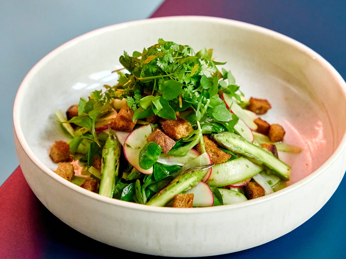 Roher Spargelsalat mit Bärlauchvinaigrette und Brotcroutons