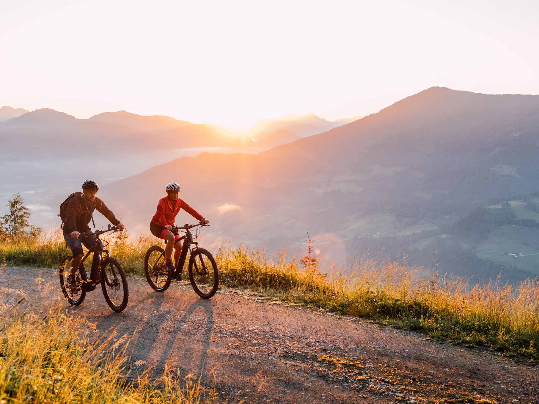 Radfahren wird in St. Johann in Salzburg zum Erlebnis: leichte Wege, fordernde Touren und dazwischen Almen mit regionaler Küche – ideal für alle Generationen.