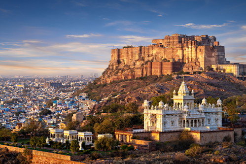 Jodhpur wird vom Marmormausoleum
Jaswant Thada und dem mächtige Mehrangarh Fort geprägt.