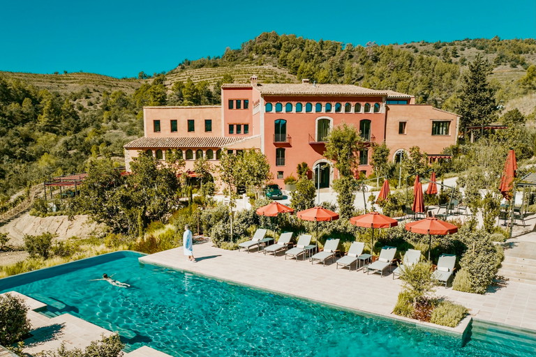 Das Gran Hotel Mas d’en Bruno rahmt die Reise mit luxuriösem Komfort und Blick über die Landschaft des Priorat.