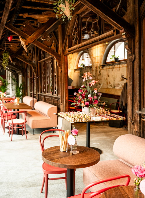 Das Café »Rosa &amp; Rot« in der historischen Kegelbahn der Villa Iwan und Franziska Rosenthal aus dem Jahr 1890.