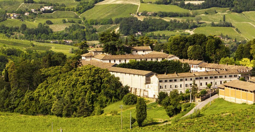 A Calvignano, Travaglino coltiva circa ottanta ettari tra Monte Cérésino e Valle Scuropasso, valorizzando Pinot Nero e Riesling, tra tensione e finezza.