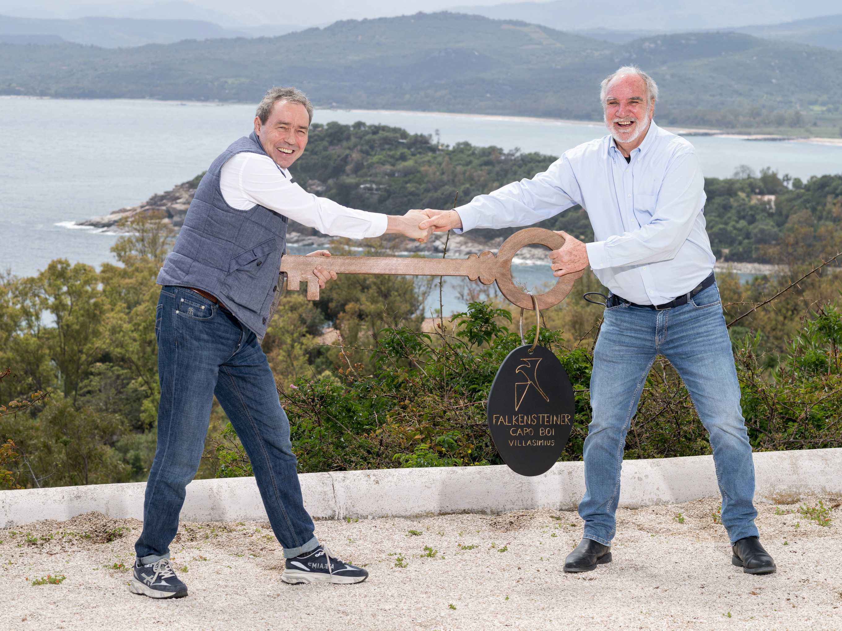 v.l.n.r. Otmar Michaeler, CEO der FMTG und Giorgio Mazzella, früherer Eigentümer von Capo Boi bei der Schlüsselübergabe