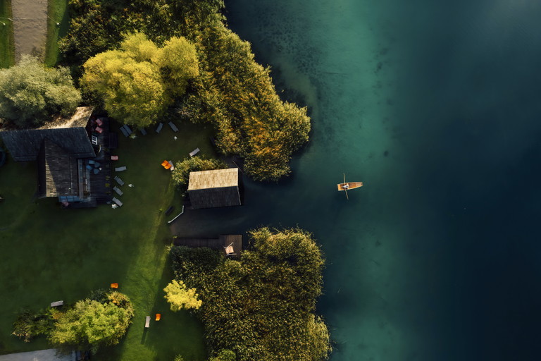 Das Bio-HOtel Gralhof liegt idyllisch am Weissensee.
