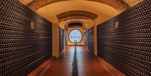 A Calvignano, Travaglino coltiva circa ottanta ettari tra Monte Cérésino e Valle Scuropasso, valorizzando Pinot Nero e Riesling, tra tensione e finezza.
