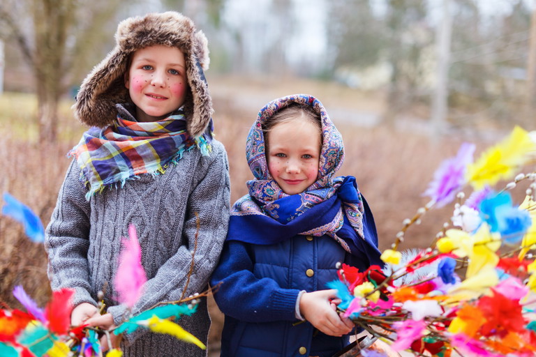 Children dressed as Easter witches (virpominen)