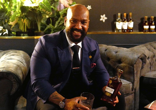 Daniyel Jones in seinem Element – beim Verkosten der Premium Rums aus Trinidad. © Roland Graf
