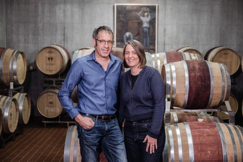 Jürg und Daniela Marugg vermählen in ihrem Momentum Syrah und Merlot.