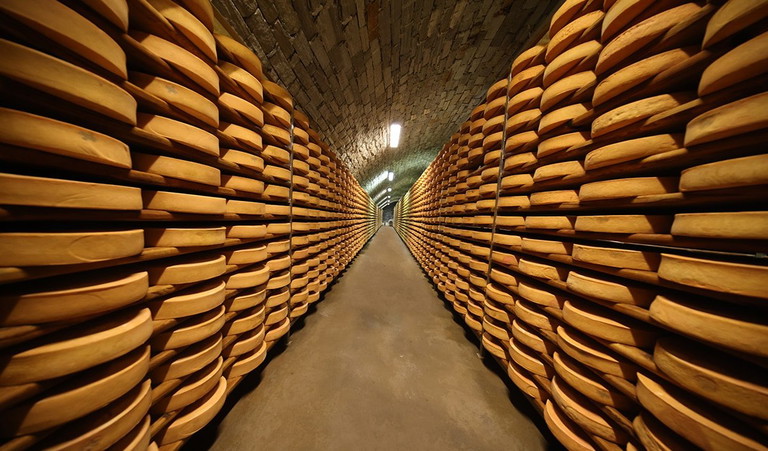 Forme di fontina in affinamento