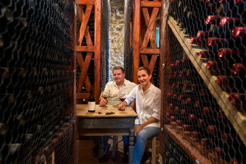 Feudo Montoni liegt tief im Landesinneren Siziliens. Fabio Sireci und seine Frau Melissa Muller leiten das historische Weingut mit viel Hingabe. Der Nero d'Avola Vrucara stammt aus einem Weingarten mit alten, wurzelechten Reben. 