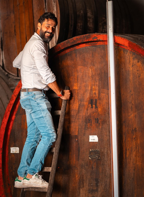 Francesco Intorcia lagert gereiften Marsala in seinem Keller.