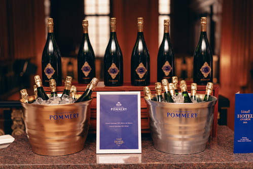 Gäste tranken Champagner von Pommery