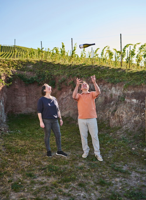 Mit spielerischer Leichtigkeit balancieren die Geschwister Yvonne und Sven Ellwanger nicht nur Flaschen – Ihr feinherber Riesling aus dem Remstal ist eine Sensation.