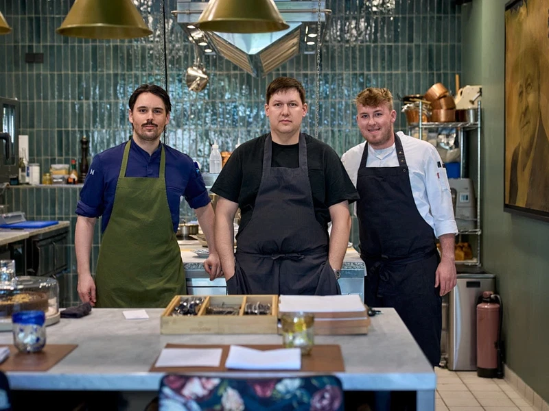 Jürgen Wolfsgruber (Mitte) mit seinem Team im »Sparkling Bistro«.