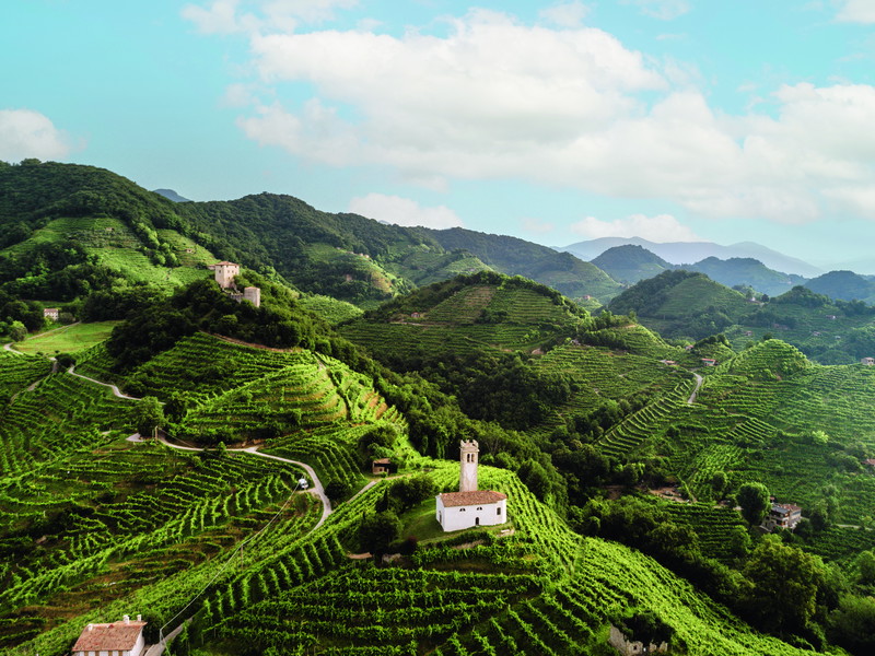 Markante Steillagen kennzeichnen die Landschaft bei Valdobbiadene. Hier entstehen einige der besten Rive-Prosecco DOCG.