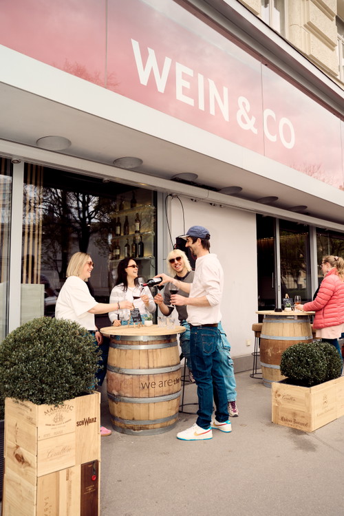 Der Wein &amp; Co Schanigarten am Naschmarkt