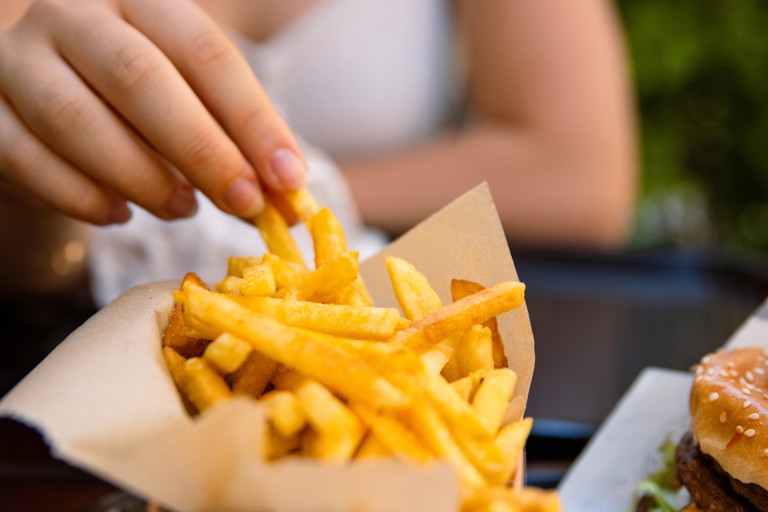 Seit 2018 gelten in der EU strengere Vorgaben zur Reduktion von Acrylamid in Lebensmitteln. Ein konkreter „Bräunegrad“ ist zwar nicht gesetzlich festgelegt – in der Praxis hat die Regulierung jedoch dazu geführt, dass Pommes häufiger nur noch goldgelb statt dunkel ausgebacken werden.