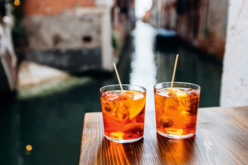 Verlässt man die touristischen Hotspots und taucht ab in die Nebengassen Venedigs, locken viele traditionelle »Bàcari« mit authentischem Dolce Vita.