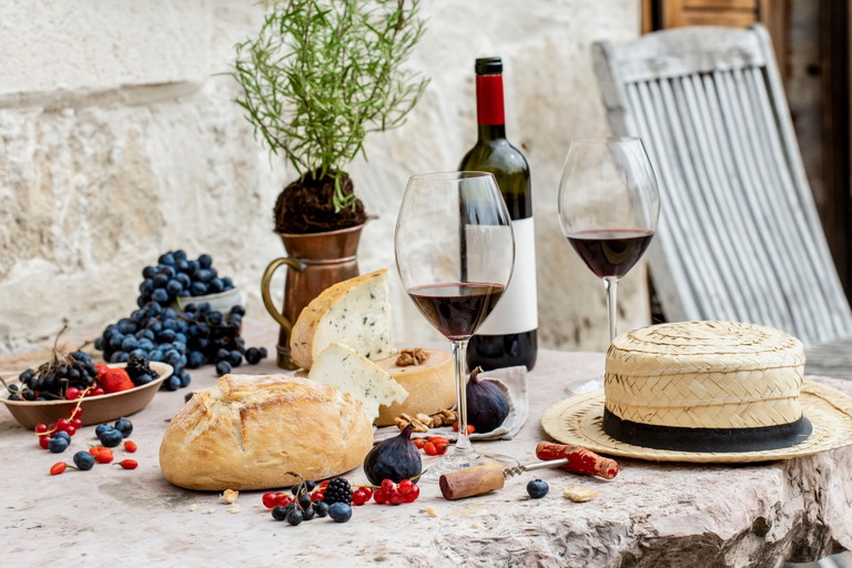 Weinverkostung: Die Reise führt ins Herz der Weinregion und in den vielschichtigen Geschmack Ungarns.