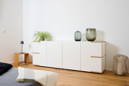 Das vielfach preisgekrönte Sideboard »Tojo-stau« ist ein Eyecatcher in jeder Wohnung und ist in neun verschiedenen Größen erhältlich. Die Türen lassen sich durch eingefräste Griffmulden öffnen, wodurch die reduzierte Optik unterstützt wird.