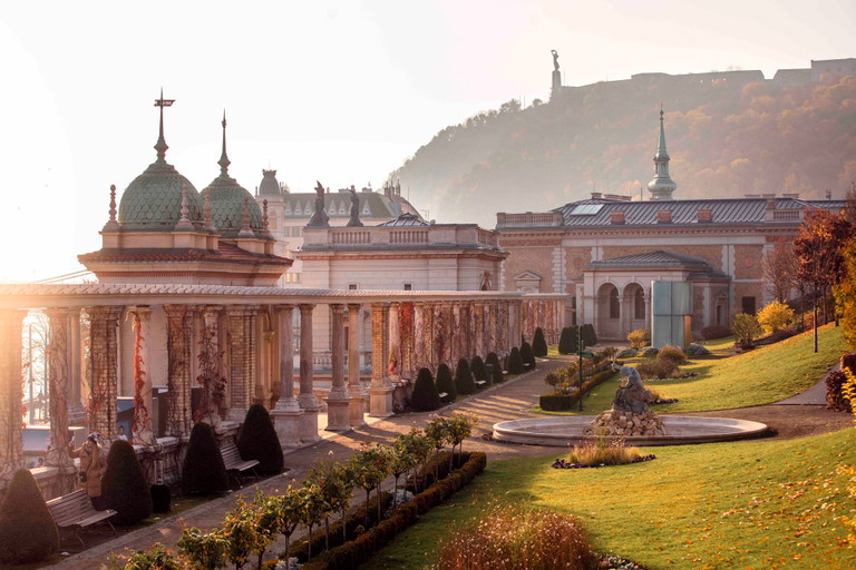 Geheimtipp in Budapest: Der Garten am Burgberg von Buda erstrahlt im magischen Glanz - der Ausblick von hier über die Donau ist atemberaubend.