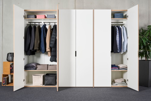 Der »Tojo-schrank« verleiht jedem Raum mit seinem stilvollen und doch pragmatischen Design einen modernen Touch. Er ist 100 cm breit, 220 cm hoch und mit 60 cm erstaunlich tief.