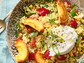 Couscous-Salat mit gegrilltem Pfirsich und Burrata