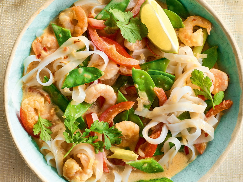 Noodles di riso con gamberi e salsa al cocco e lime