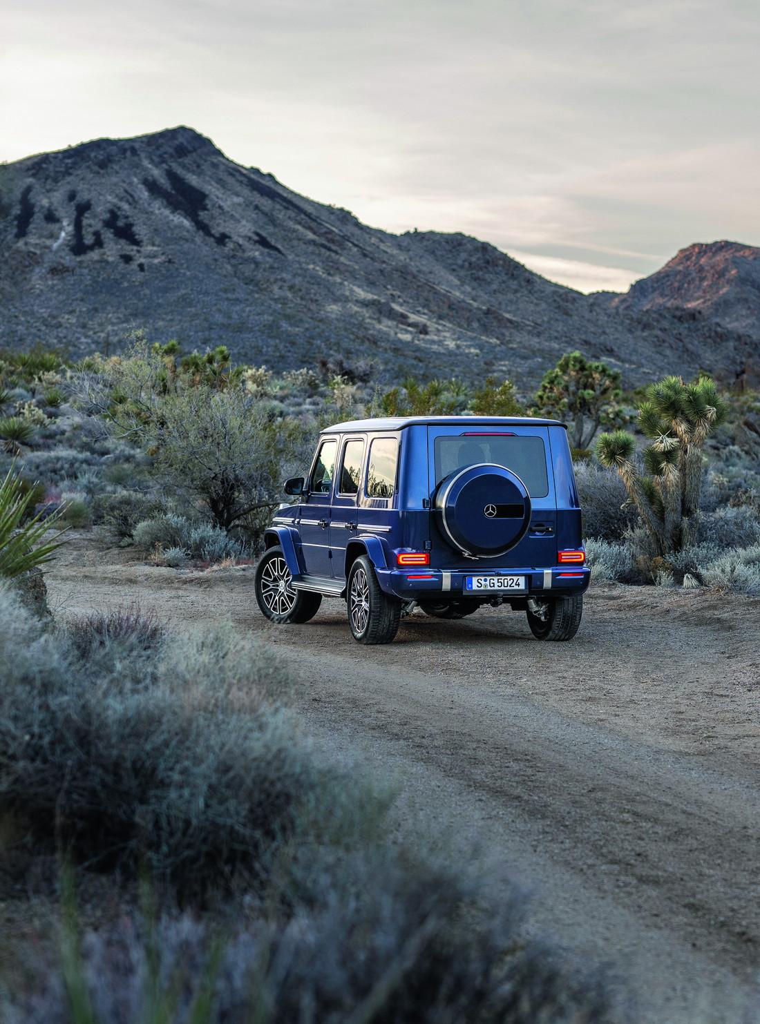 La Mercedes Classe G resta fedele alle sue origini, ma evolve con eleganza: stesso profilo inconfondibile di ieri, oggi affiancato da tecnologie moderne e un comfort di alto livello.