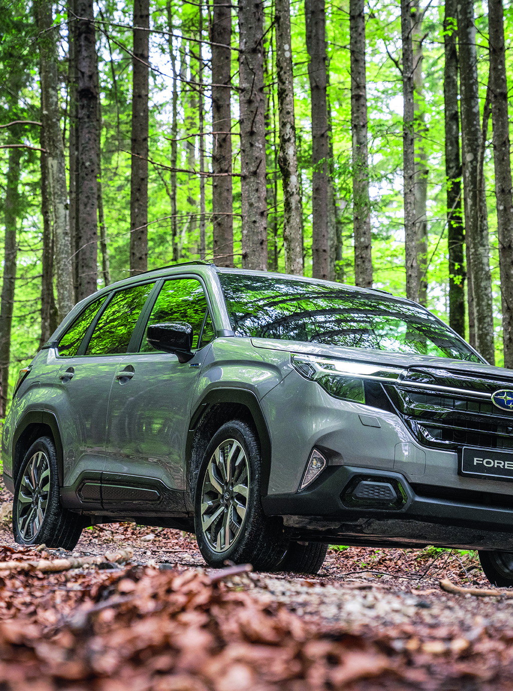 La Subaru Forester rimane fedele al suo spirito originario: motore boxer, trazione integrale simmetrica e una vocazione off-road che negli anni si è affinata senza perdere la sua autenticità.