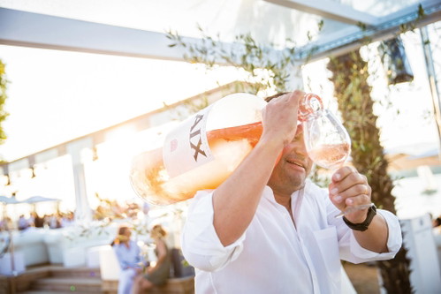Mit Beach Partys und extragroßen Flaschen wird Rosé oft inszeniert.