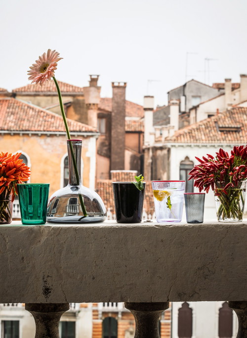 Giberto Arrivabenes Glas-Kreationen, die in Murano hergestellt werden, schmücken in facettenreichen Variationen den Tisch.