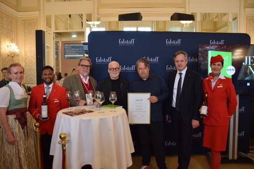 Alexandra Graski-Hoffmann, Peter Moser, Wolfgang Rosam, Winzer Christian Tschida und Johannes Schmuckenschlager mit der AUA-Crew.