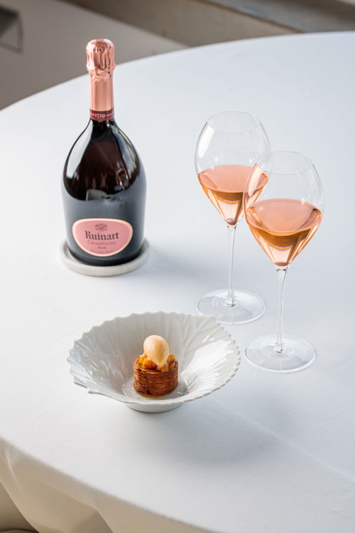 Ruinart Rosé accompagna un flan di albicocca al timo