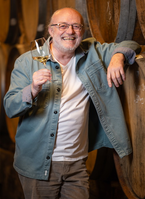 Manfred Rothe lässt einen seiner Silvaner im georgischen Tongefäß vergären.