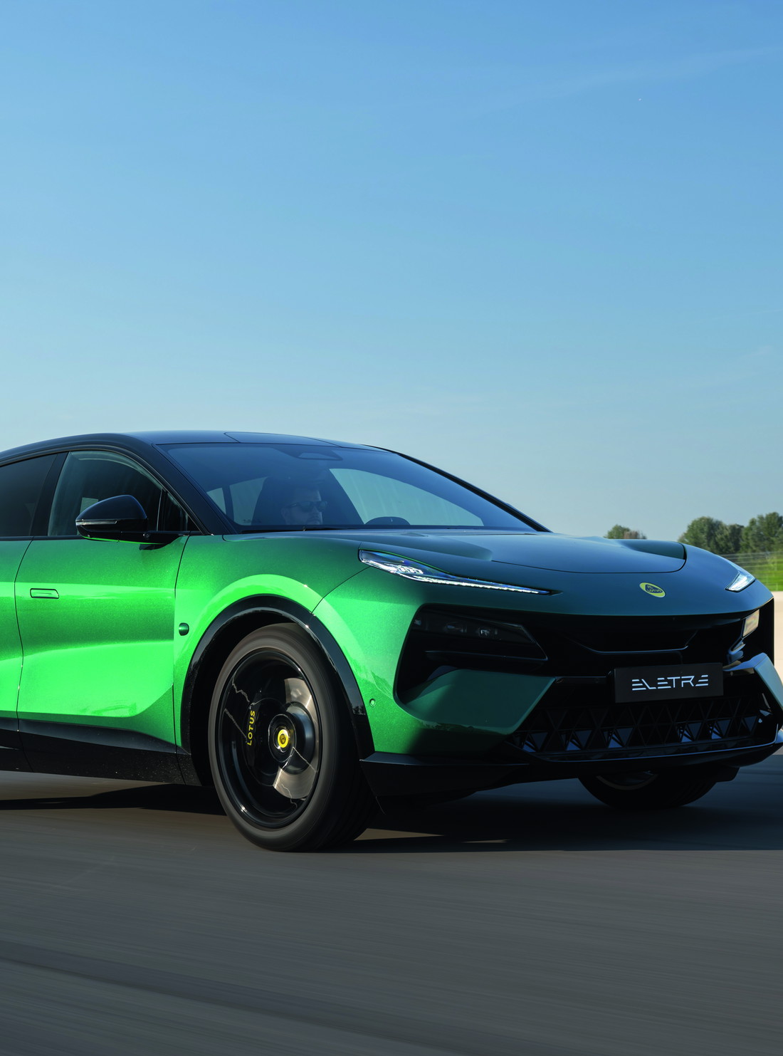 La Lotus Eletre porta l’anima sportiva del marchio nell’era elettrica: linea affilata, aerodinamica attiva e una spinta che resta fedele al DNA da pista.