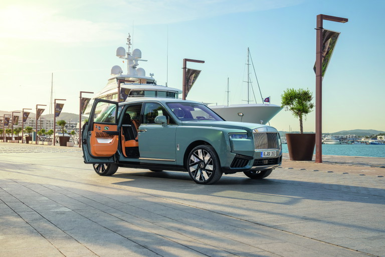 La Rolls-Royce Cullinan porta il concetto di SUV nel mondo del lusso assoluto: comfort regale, silenzio ovattato e una presenza scenica che richiama la tradizione centenaria di Goodwood.