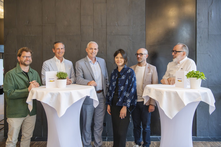 Von links: Thomas Steiner, Marco Zanolari, Reto Wild, Michaela Frank, Andreas Tschurtschenthaler (Head PR &amp; Events von IDM Südtirol) und Sternekoch Norbert Niederkofler.