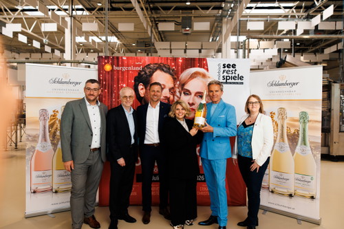 Produktionsdirektor Patrick Meszarits mit Dietmar Posteiner, Florian Czink, Claudia Priber, Alfons Haider und Kellermeisterin Aurore Jeudy
