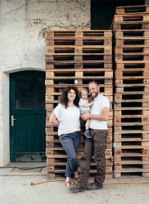 Jens Windisch, Weingut Werther-Windisch (im Bild mit Lebensgefährtin Carolin Schaner und Sohn Philip) hält dem Silvaner in Rheinhessen die Treue.