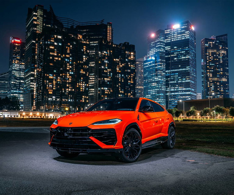 La Lamborghini Urus domina il paesaggio con la sua forza controllata: trazione integrale, risposta fulminea e sicurezza dinamica anche sui fondi più insidiosi.