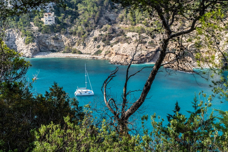 Bucht von Cala Longa in Ibiza, Spanien