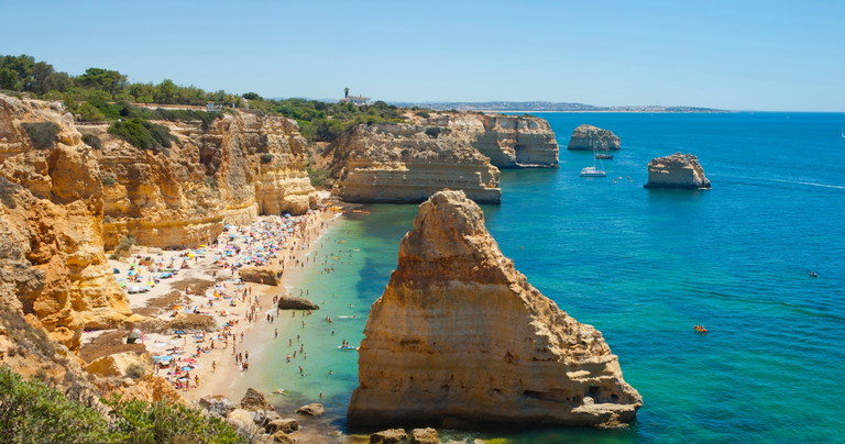 Strand von Marina (Praia da Marinha) in Lagoa, Bezirk Faro, Algarve